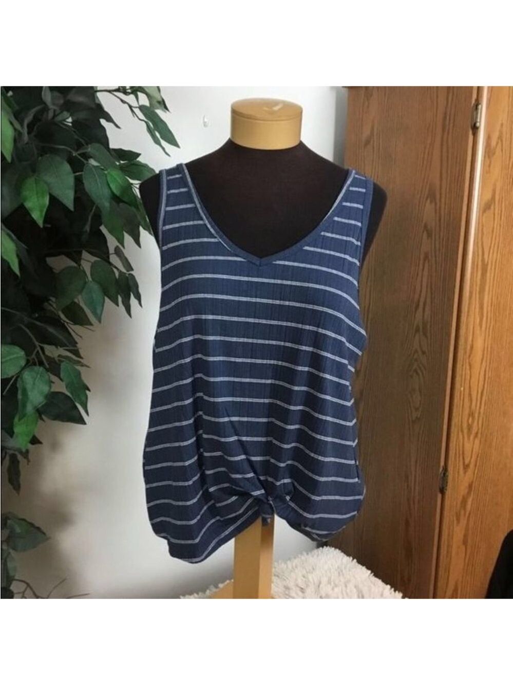 SO double V Neck knotted front tank top Woman’s Juniors size XL blue whi…